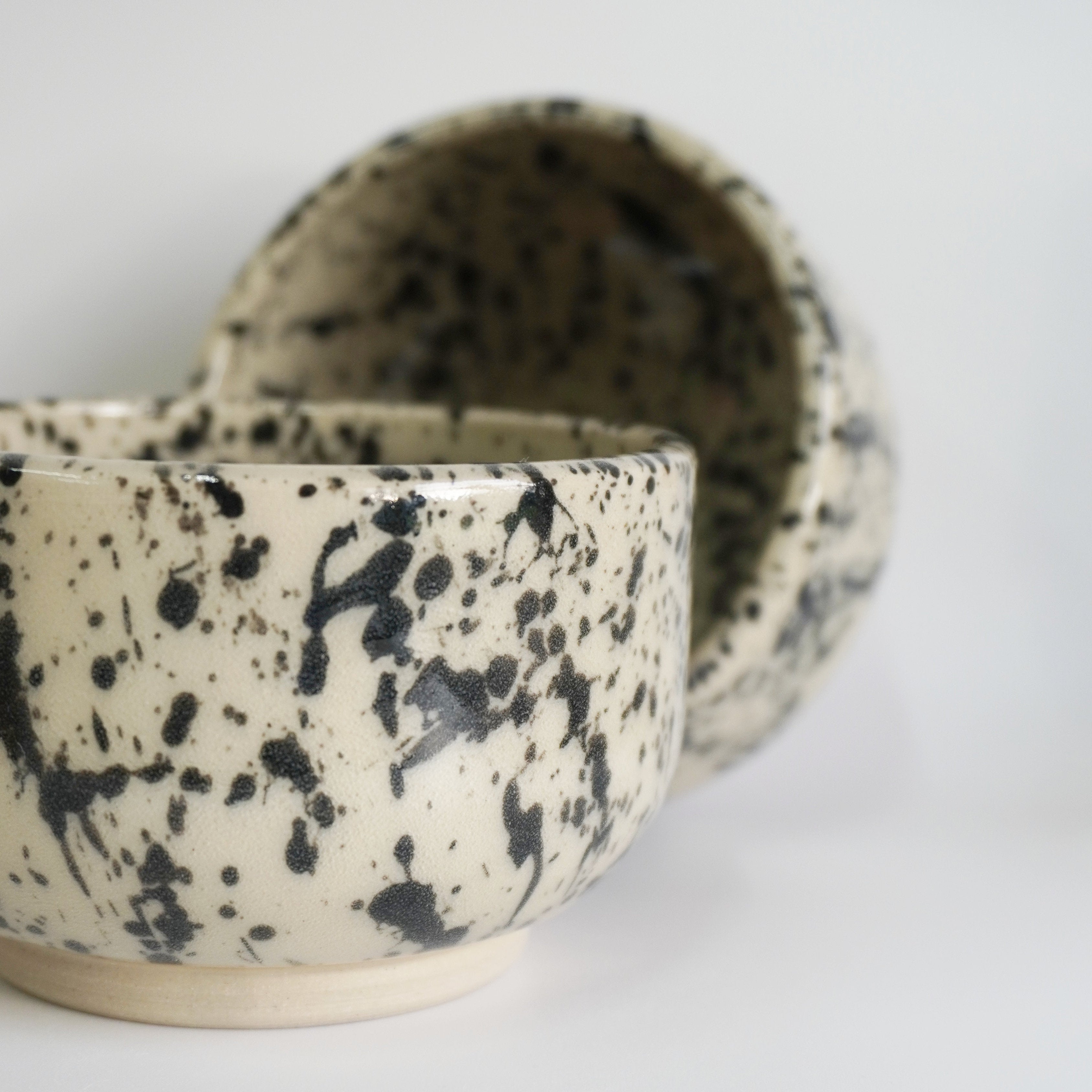 KAFFEEBECHER - ROUNDED CUP - SPECKLED BLACK